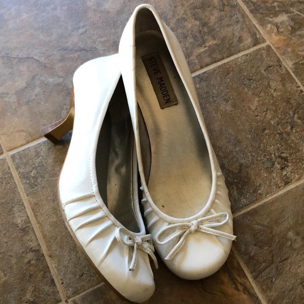 Very cute white heels!